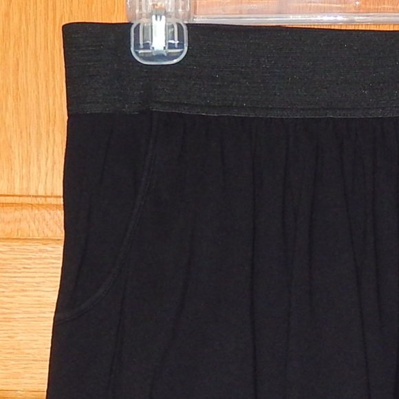 Express Medium Black Wide Elastic Waist Knit Short Pull On Mini Skirt - Picture 2 of 6